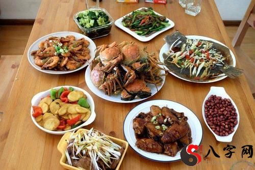 梦见在别人家吃饭