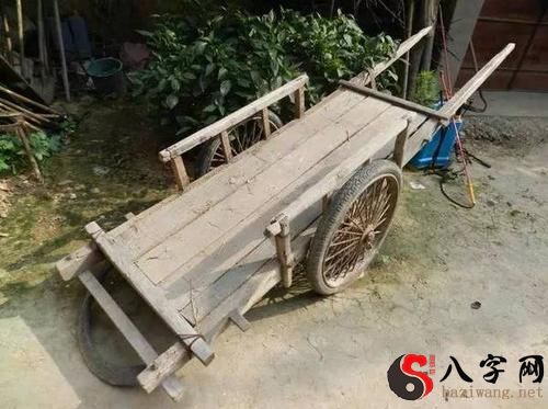 梦见自己拉板车