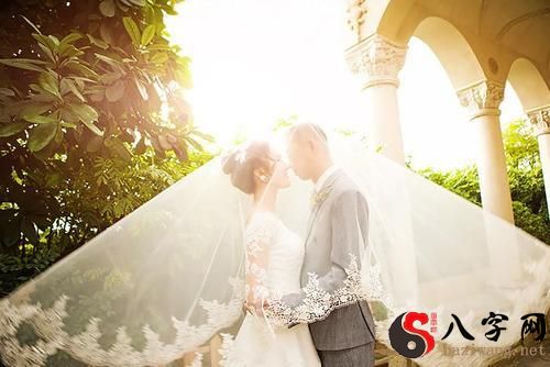 梦见选择婚纱即将结婚