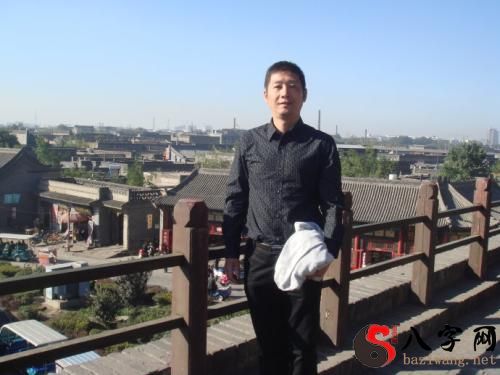梦见自己站在大门上